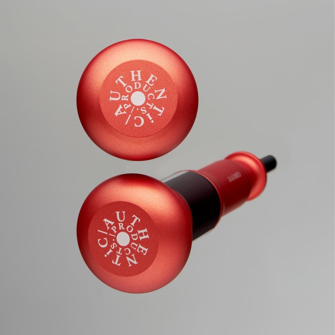 COREFIT The VOLCAiNO(マグマレッド) 発売記念:期間限定で化粧箱の代わりに持ち運びに便利なポーチに入れてお届けします