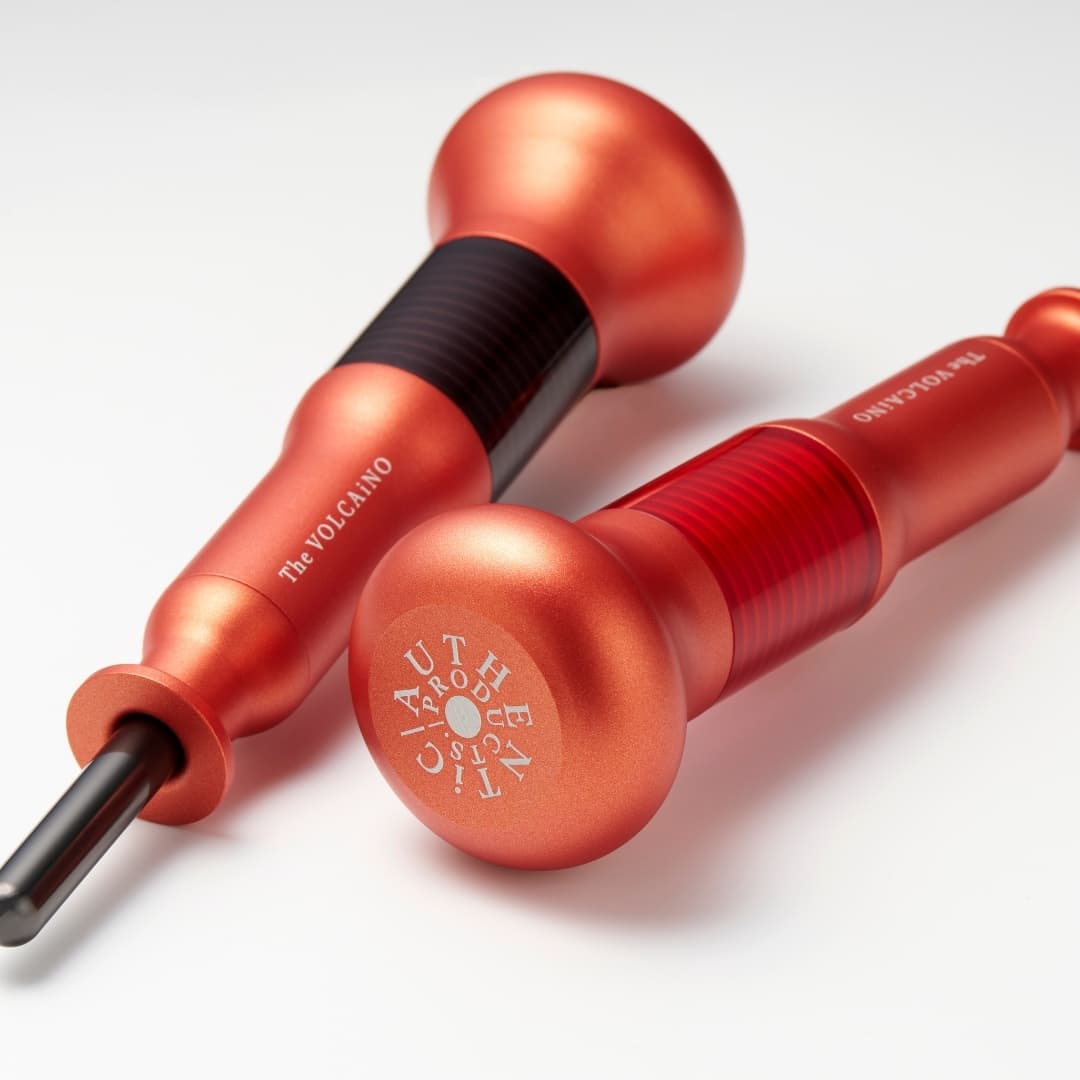 COREFIT The VOLCAiNO(マグマレッド) 発売記念:期間限定で化粧箱の代わりに持ち運びに便利なポーチに入れてお届けします